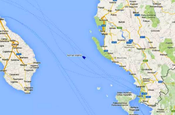 Il punto in cui si trova il traghetto incendiato, fra Grecia e Italia