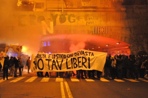 I manifestanti No Tav in via Circondaria a Firenze