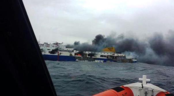 Un'immagine del traghetto Norman Atlantic in fiamme nell'Adriatico