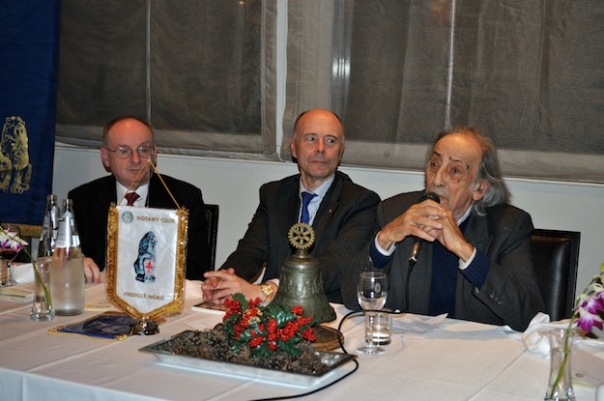 da destra Pier Francesco Listri, il presidente del Rotary Andrea Valeri, il nuovo socio del Firenze Nord Carlo Corbinelli