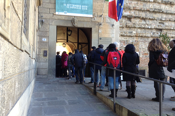 Tanti i fiorentini in coda alla Basilica di San Lorenzo per rendere omaggio alla salma di don Angiolo Livi