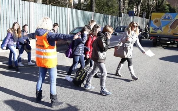 Terremoto nel Chianti: ragazzi escono da una scuola evacuata