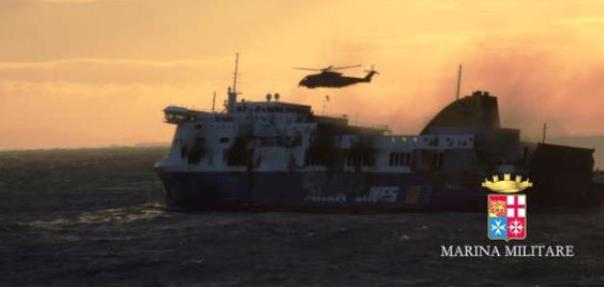 Traghetto Norman Atlantic, elicottero in soccorso dei naufraghi