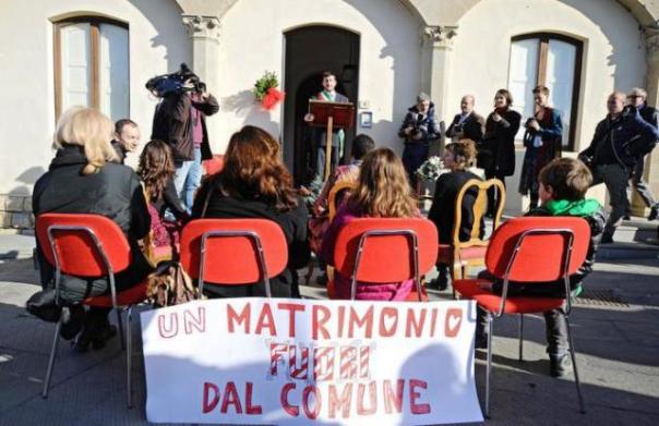 Tavarnelle, matrimonio civile all'aperto in piazza per paura del terremoto