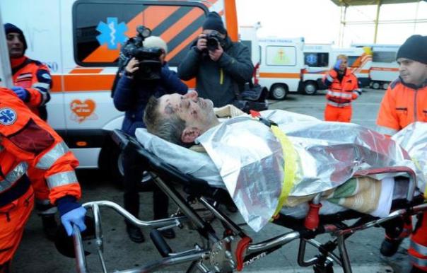 Traghetto in fiamme, un naufrago soccorso dai sanitari dopo lo sbarco a Bari