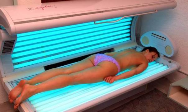 Una ragazza al solarium
