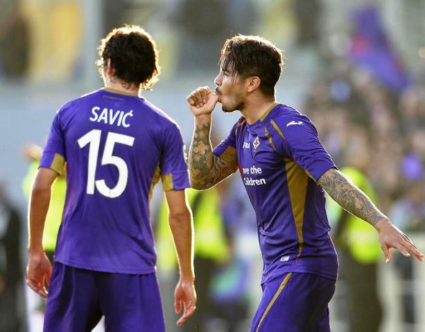 Vargas esulta col dito in bocca dopo il gol all'Empoli