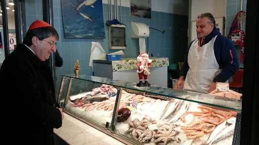 Il cardinale Giuseppe Betori al mercato di San Lorenzo, davanti al banco di un pesciaiolo