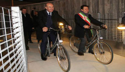 Il sindaco, Dario Nardella, fa l'inaugurazione in bicicletta