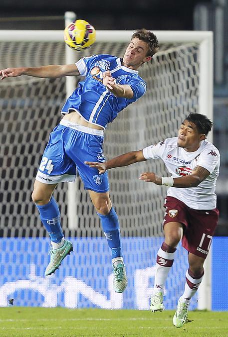 Duello fra l'azzurro Rugani e il granata Martinez