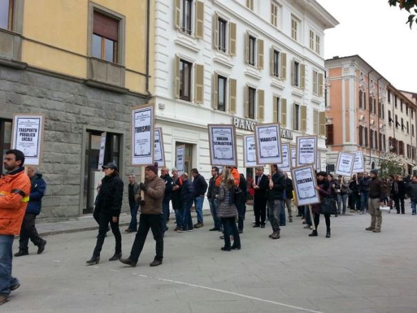 Province: 'funerale' a Massa