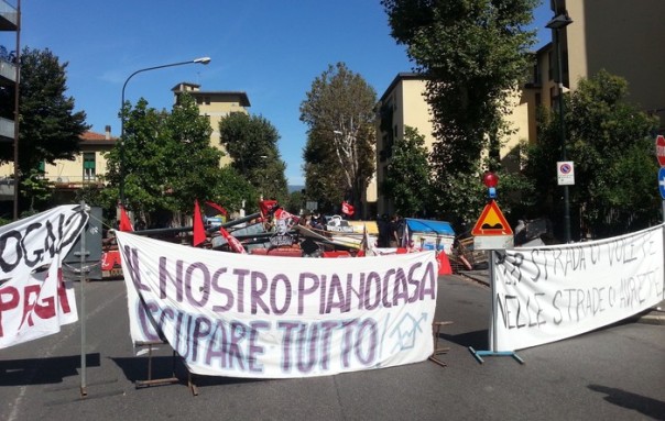 Casa: protesta a Firenze, barricata blocca viale