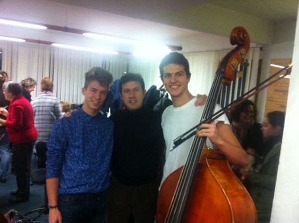 Il sindaco Dario Nardella in mezzo ai violinisti della Scuola di musica di Fiesole, con i quali suonerà in Palazzo Vecchio il 19 dicembre