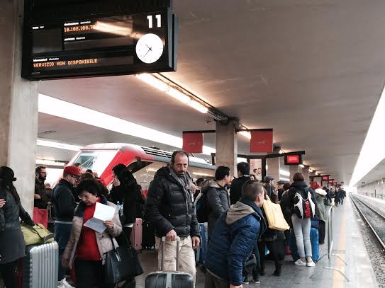 Viagiatori smarriti, in attesa e con scarse informazioni, a Santa Maria Novella dopo l'attentato di oggi, 23 dicembre 2014, sui binari di Bologna