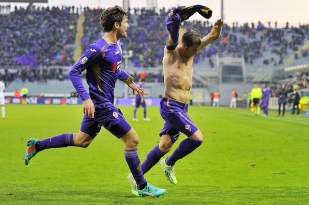 Joaquin corre togliendosi la maglia dopo il magnifico gol, il quarto dei viola. Rimedierà l'ammonizione...