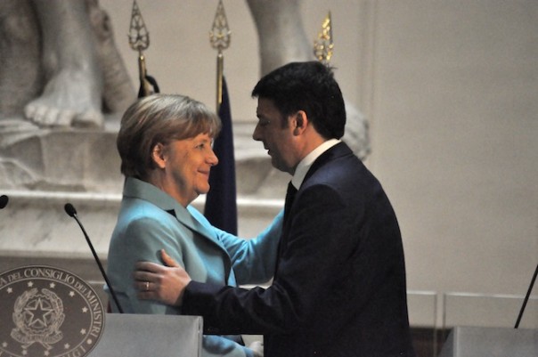 Angela Merkel e Matteo Renzi si abbracciano dopo la conferenza stampa sotto il David di Michelangelo nella Galleria dell'Accademia