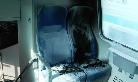 Atti vandalici sul treno da Campiglia per Firenze: bruciato un seggiolino
