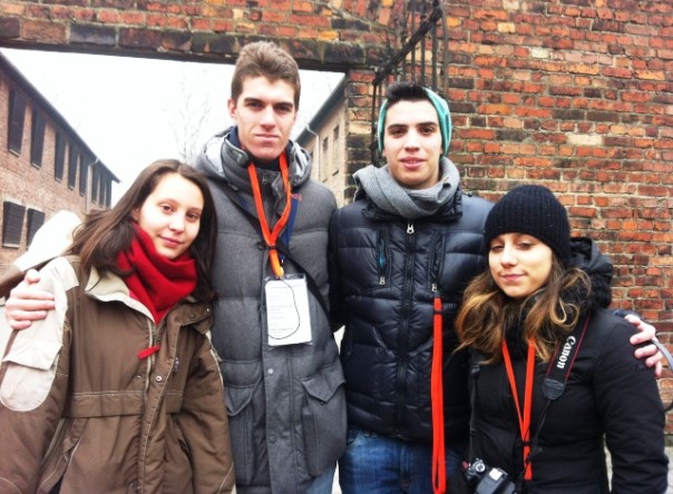 Auschwitz, da sin. Valleri Keloniki, presidente del Parlamento degli Studenti, con i suoi collaboratori