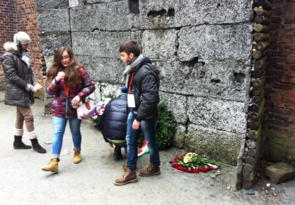 Auschwitz, la deposizione della corona al Muro della Morte