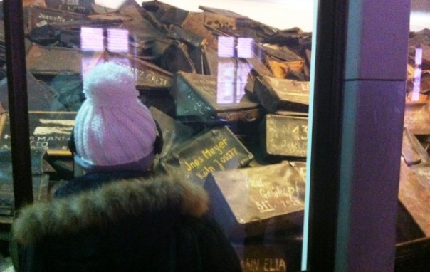 Auschwitz, le valige accatastate dei deportati