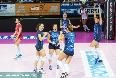 Le ragazze dell'Azzurra Volley San Casciano, il Bisonte Firenze