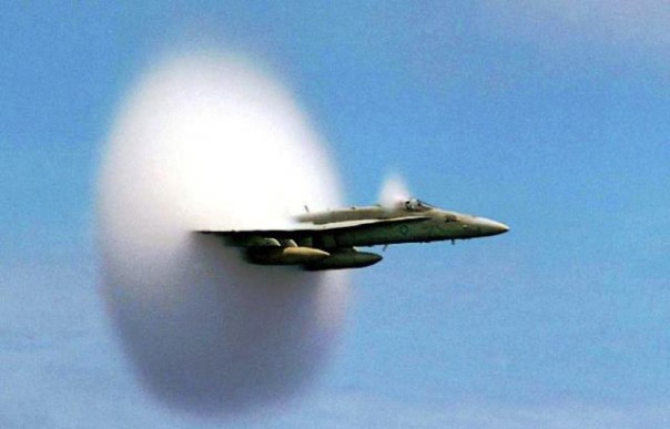 Gli effetti di un "bang" supersonico: quando viene superata la velocità del suono