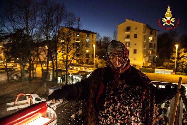 La Befana sull'autoscala dei Vigili del Fuoco