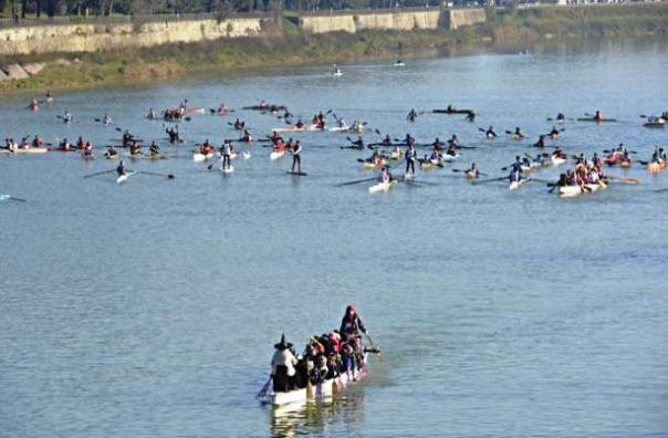 Epifania 2015, la Befana in barca sull'Arno dei Canottieri comunali di Firenze