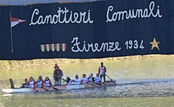 Epifania 2015, la Befana in barca sull'Arno dei Canottieri comunali di Firenze