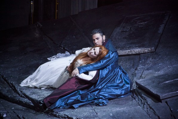 Un momento de «I Puritani» in scena all'Opera di Firenze