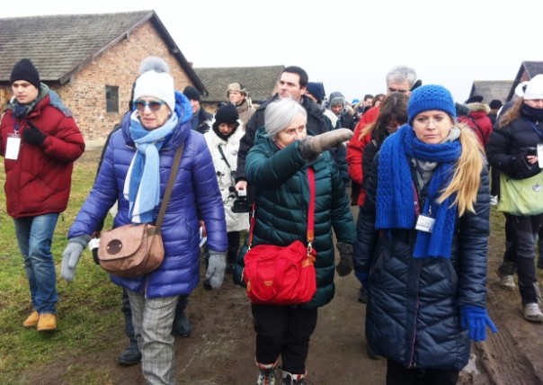 Birkenau, da sin. le sopravvissute Andra e Tatiana Bucci, e la guida polacca Jadwiga Pinderska-Lech