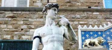 Strage di Parigi al Charlie Hebdo, il David listato a lutto