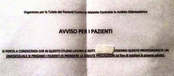 Il cartello lasciato sulla porta dello studio di un professionista di Massa
