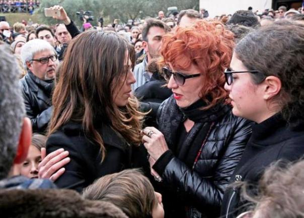 La seconda moglie di Pino Daniele, Fabiola Sciabbarrasi (a sin.) con Fiorella Mannoia