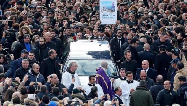 Folla ai funerali di Pino Daniele a Roma