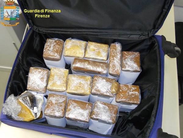 La droga trovata dalle unità cinofile della Guardia di Finanza stamani a Firenze