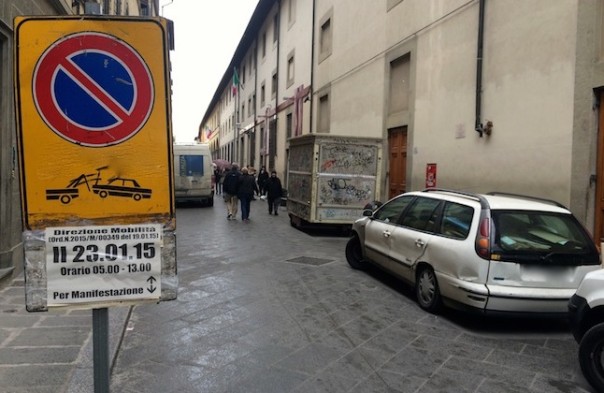 Divieto di sosta in via Ricasoli, davanti all'ingresso della Galleria dell'Accademia, per venerdì 23 gennaio