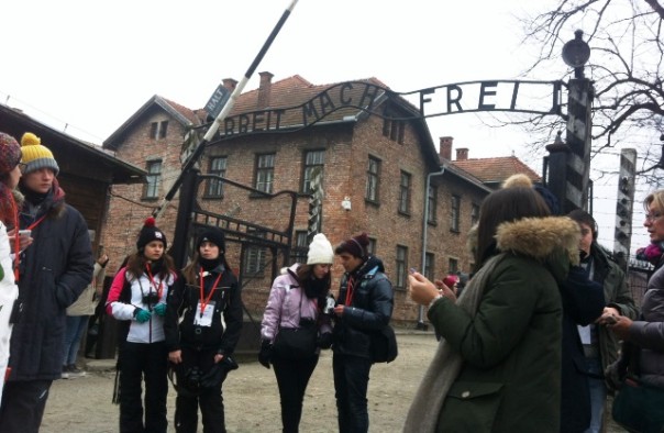 Gli studenti del Treno della Memoria attendono di entrare ad Auschwitz