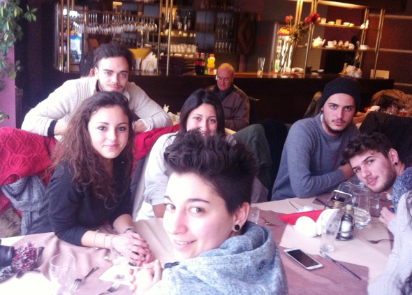 Gli studenti di Grosseto in pausa, a pranzo dopo la visita ad Auschwitz