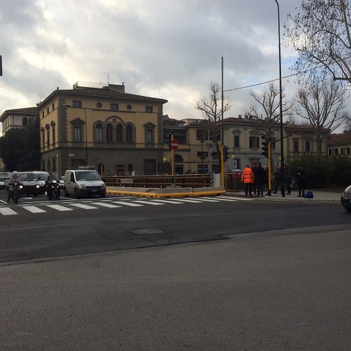 Ponte sul Mugnone. più vigili e sorveglianti che auto