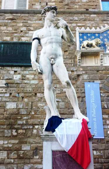 Il David in piazza Signoria listato a lutto per la strage di Parigi al settimanale Charlie Hebdo