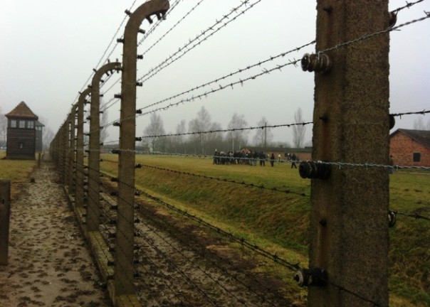 All'ingresso del campo di Auschwitz-Birkenau