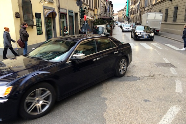 Il corteo di auto della cancelliera tedesca Angela Merkel verso la Galleria dell'Accademia