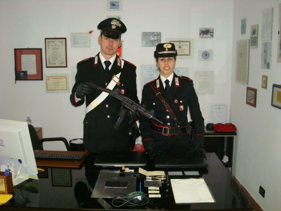 I carabinieri hanno sequestrato l'arma 