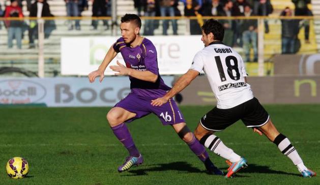 Parma-Fiorentina, un'azione di gioco: Kurtic (F) inseguito da Gobbi (P)