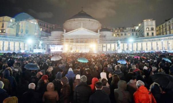 Funerali di Pino Daniele a Napoli: in piazza Plebiscito 100 mila persone