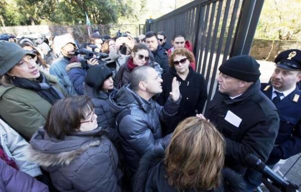 La rabbia dei fans per la chiusura anticipata della camera ardente di Pino Daniele