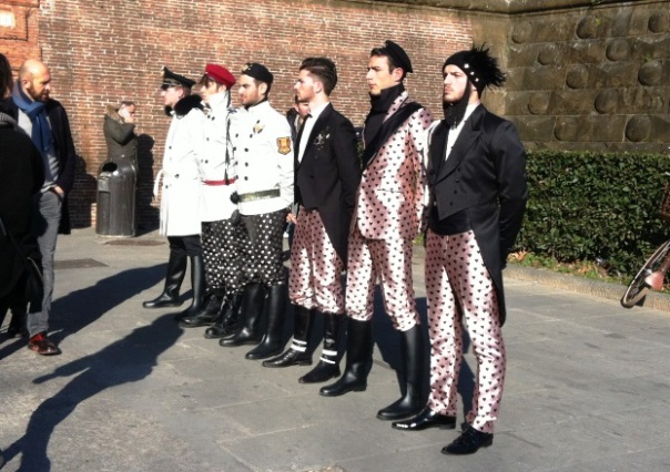 Pitti Uomo, edizione invernale 2015: modelli davanti all'ingresso della Fortezza
