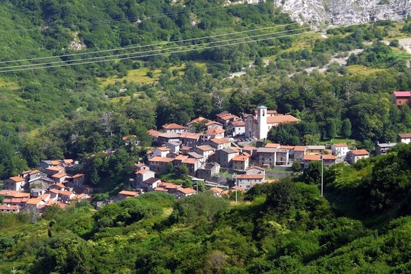 Sassalbo, la frazione a 860 metri slm dove il sindaco vuol trasferire il comune di Fivizzano