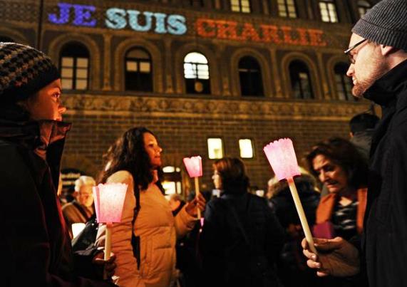 Strage al Charlie Hebdo di Parigi, un momento della fiaccolata del 9 gennaio a Firenze